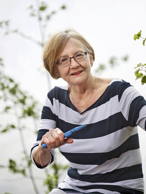 Vantaalainen Marketta Savolainen, 69, on eläkkeellä kehitysvammaisten hoitajan työstä. Hänen perheeseensä kuuluu kaksi aikuista lasta ja kaksi lastenlasta. Marketta harrastaa vapaaehtoistyötä ehtoollis­avustajana ja vanhainkodissa.