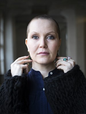 Laulaja ja lauluntekijä Astrid Swan, 35, asuu Helsingissä tuottajapuolisonsa ja viisivuotiaan lapsensa kanssa. Muusikon työn lisäksi Swan työstää väitöskirjaa sekä ensi keväänä julkaistavaa teoskokonaisuutta syöpäkroonikon elämästä.