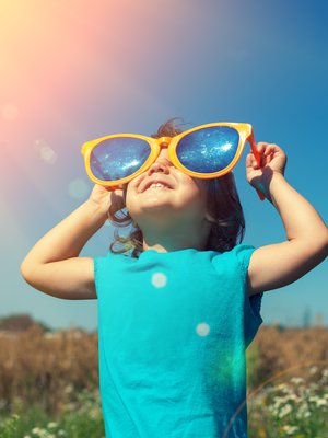 Silmät kannattaa suojata hyvin varsinkin keskikesällä, kun UV-säteily on voimakkaimmillaan.