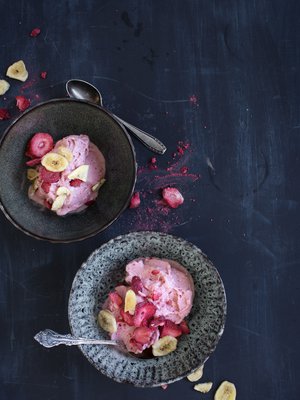 Banaania, mansikkaa ja jugurttia - hyvä välipala myös pehmiksen muodossa!