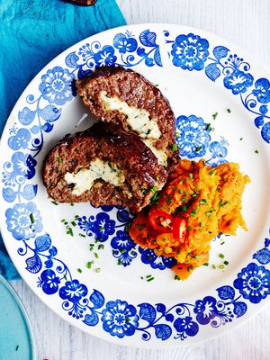 Mehevän BBQ-murekkeen kanssa maistuu lempeän tulinen bataattisose, joka kestää säilytystä paremmin kuin perunamuusi. Voit tarjota bataatin myös paahdettuina lantteina.