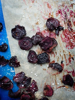 Punajuuri värjää helposti koko juuressatsin, joten tee punajuurisipsit eri pellillä.