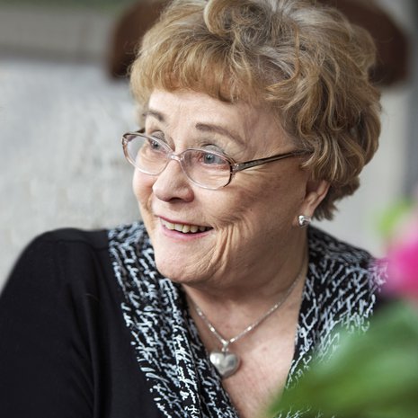 Liisa Selänne, 79, on työskennellyt muun muassa vanhainkodinjohtajana ja perhepäivähoitajana. Tunnustuksena vapaaehtoistyöstään hänet valittiin 2013 Kivenlahden Kaisaksi. Liisalla on kolme poikaa: Panu, 49, Paavo, 45, ja Teemu, 45.