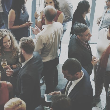 Jos et tiedä, mitä sanoisit, aloita turvallisesta, vinkkaa vuorovaikutusvalmentaja Sanna Franck.