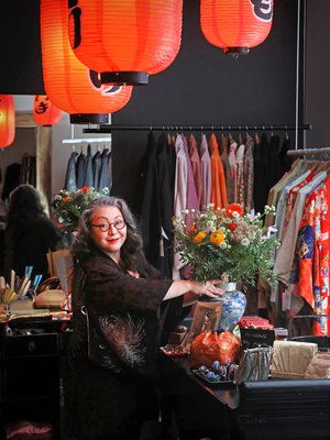 Annamaria viehättää kimonoissa ajattomuus ja oman ajan muodin kuvastaminen. Kimonon ajoittaminen voi olla haaste, mutta väritys, tyyli ja kudonta- ja värjäystekniikat antavat vinkkejä. 