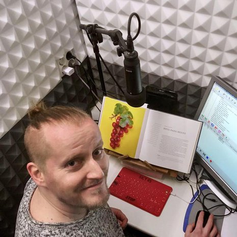 Jos tekstissä on hymiöitä, Timo Mäkynen lukee ne näin: ”naurava hymiö”, ”silmää iskevä hymiö”.