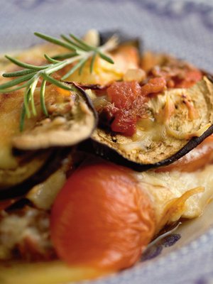 Kreikkalaista munakoisovuokaa kannattaa tehdä iso satsi kerralla. Maku vain paranee, jos ruoka saa levätä yön yli.