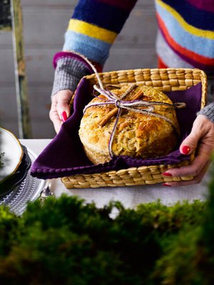 Omenamehu ja kuivatut hedelmät tekevät joululeivästä erityisen mehevää.