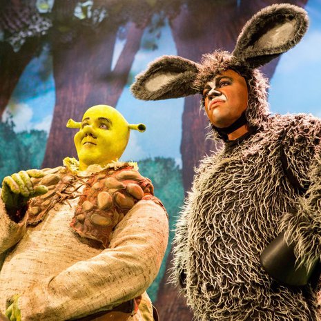 Lavan takana Shrekin (Petrus Kähkönen) ja aasin (Matti Leino) hikeä kuivattavat pöytätuulettimet.