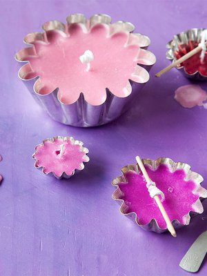 Omilla muoteilla syntyy uniikkeja kynttilöitä. 