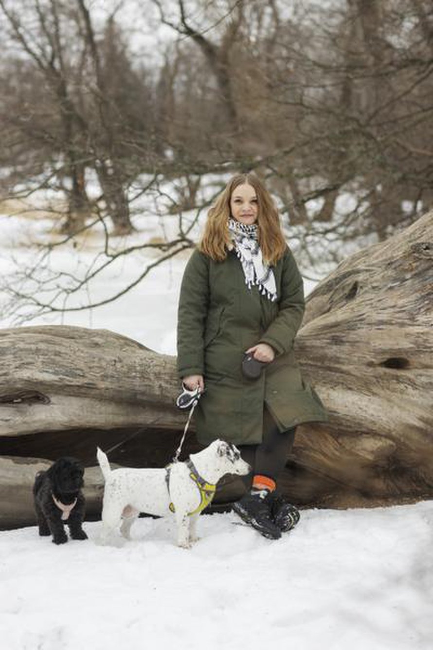 ”Pari vuotta minulla on ollut hyvä taloudellinen tilanne eikä pakkoa syynätä jokaista ostosta. Saan silti tyydytystä, kun kirjaan excel-taulukkoon tuloni ja seuraan kaupan sovelluksesta, mihin käytän rahaa”, Meri Valkama sanoo. Koirat Myy ja Alma vievät Merin monta kertaa päivässä ulkoilemaan.