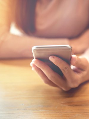 Surun vallassa olevaa on helppo huiputtaa. Soitot selvänäkijöiden maksullisiin puhelimiin voivat viedä kaikki rahat.