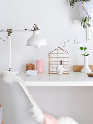 Oma kultainen tupa -tai kolme. Jos verkkoa riittää, tee siitä kolme erikokoista mökkiä ja kiinnitä koukuilla seinälle. Saat hauskan sommitelman ja lisää säilytystilaa pikkutavaroille.