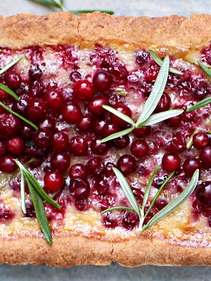 Tämän puolukkapiirakan voi leipoa vaikka yönälkään, koska sen valmistamiseen ei tarvita ääntä pitäviä vatkaimia.