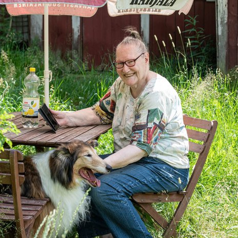 Anja Petäjäniemi, 82, ja Pina-koira muuttivat vanhasta omakotitalosta kerrostaloon Elimäen keskustaan, eikä se ole Anjasta yhtään haikeaa. "Jokin ovi aukeaa aina", Anja miettii.