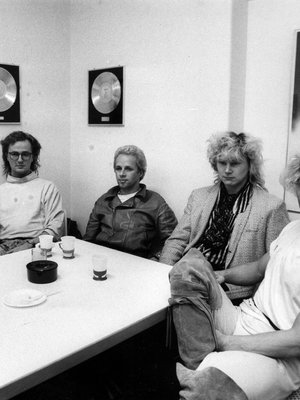 Bogart Co. ja sen nokkamies Ressu (oik.) olivat permisotsatukkamuodin huipulla vuonna 1985. Kuva: <span class="photographer">Sanoma Arkisto / Sakari Viika</span>