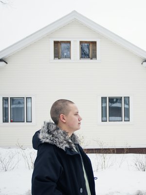 Lapsuuskodin pihalla Lahdessa Nikke muistaa: "Kerran haukuin mutsia apinaksi. Hän osti kaupasta 10 kiloa banaaneita ja käski syödä, kun kerran apinoiden perhettä olemme. Mutsi oli luova mimmi!"