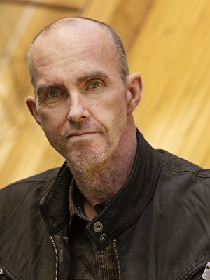 Kymmenen vuotta sitten Martti Lahden elämä pursusi hyvää. Puoliso ja lapsi olivat antaneet elämälle uuden suunnan. Sitten tuli vieras nimeltään Parkinson. 