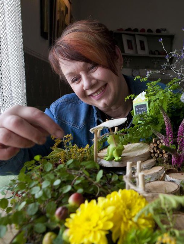 Leena Raitanen, 50, asuu Loimaalla ja työskentelee puutarhamyymälässä. Hän on rakentanut minipuutarhoja koko ikänsä. 