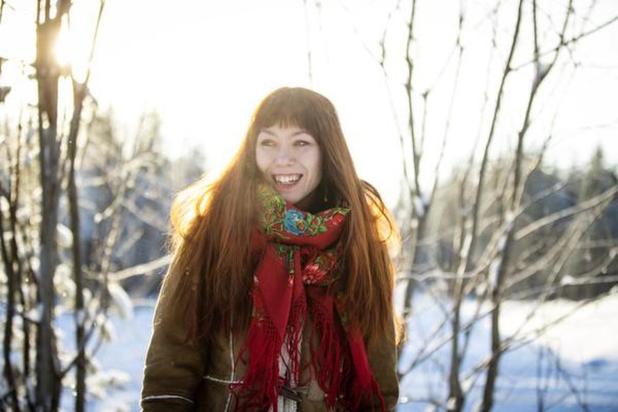 32-vuotias kirjailija ja toimittaja asuu perheineen Oulussa.  ”Ajattelin pitkään, että elämäni voi olla vain onnetonta. Sellaista, jossa pitää pelätä koko ajan kaikkea mahdollista. Sain sittenkin onnellisen elämän.”
