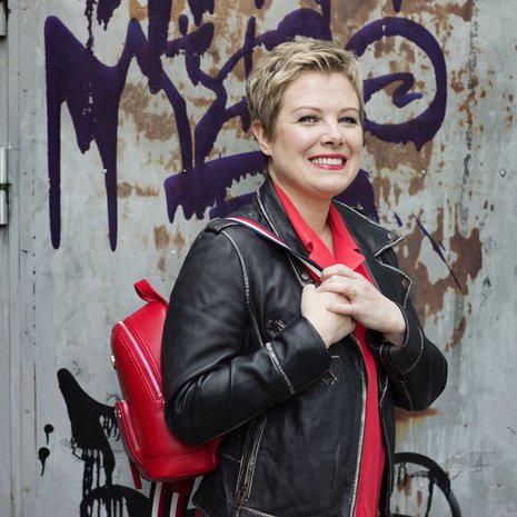 ”Peilistä katsoo nyt aivan uusi tyyppi! Punainen onkin aina ollut suosikkivärejäni”, Maria Ljungberg iloitsi muuttumisleikin jälkeen.