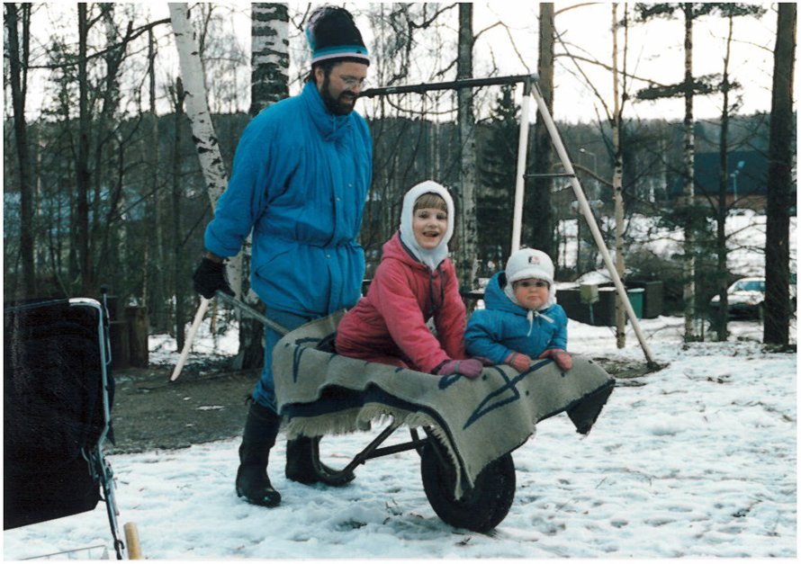 Kuvassa Nelli Vuoristo isosiskonsa Jennin ja Vesa-isän kanssa Jyväskylän Palokassa 1980-luvun lopulla. Nelli kertoo: "Kun olin neljän, lakkasimme mökillä isosiskoni kanssa kynsiämme. Erään kerran isäni heitti vitsillä, että lakatkaapa minunkin varpaankynteni. Kun olin lakannut isän kynnet pinkillä lakalla, isä alkoi hassutella ja lakkasi toisella värillä ukkovarpailleen silmät ja suun."