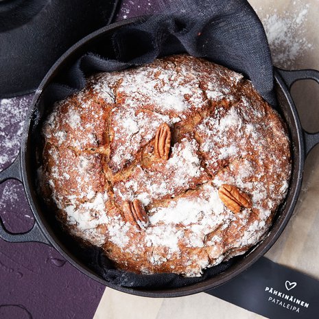 Paperisesta paistopussista tulee luonnollisen kaunis lahjapakkaus. Surauta lahjapussiin ompelukoneella koristeraidat.