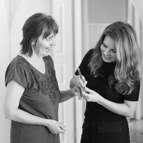 Pirjo piirtää äitinsä sormeen silmät. Niin syntyy lapsuudesta tuttu tv-hahmo Hapsiainen. ”Kerran esitin Hapsiaista jäähallin lavalla, eikä kukaan nauranut”, Pirjo kertoo.