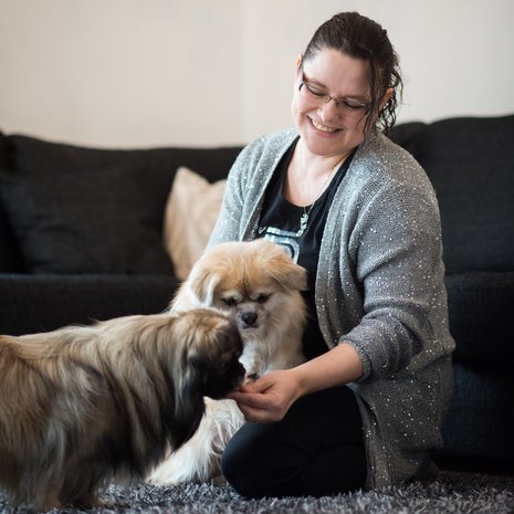 Johanna Nuutinen, 42, asuu miehensä Petrin, 50, sekä lastensa Julian, 22, Jaden, 16, ja Patrikin, 14, kanssa Kuopiossa. Hän harrastaa järjestötoimintaa ja ulkoiluttaa perheen koiria Pepeä ja Pabloa.