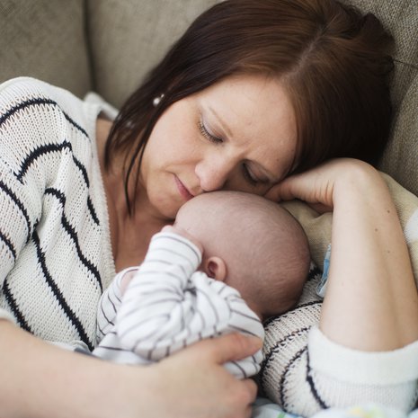 "Vauva on ehkä kokenut kohdussa, ettei häntä haluta. Yritän paikkailla sitä tunnetta", Mira sanoo.