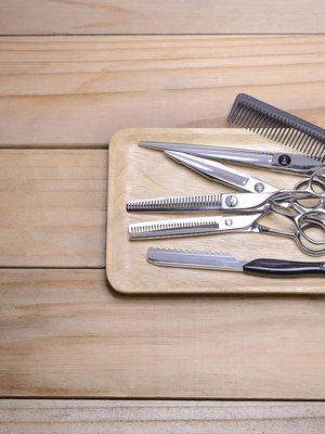 Kampaaja valitsee välineensä tarkoituksen ja tukan laadun mukaan.