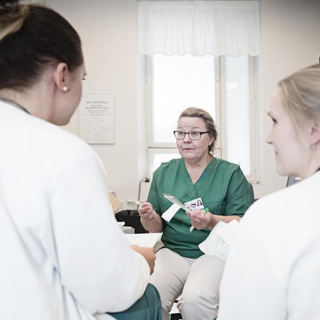 Kätilö Leena Malmin työyhteisössä puhutaan paljon. ”Raiskattu ansaitsee mahdollisimman hyvän ihmisen avukseen. Sellaisen, joka jaksaa olla vierellä ja haluaa olla vierellä.”