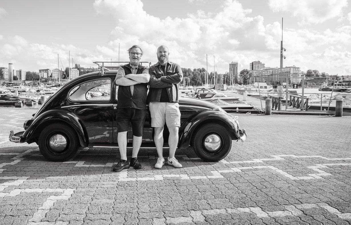 ”Isä ei luovu vanhoista autoistaan, vaikka ne eivät kaikki mahdu enää hänen pihaansa. Tosin mustasta kuplasta vuodelta 1965 emme halua kumpikaan luopua”, Mikko sanoo.  Kun Mikko meni kesän korvilla naimisiin, kupla oli hääauto ja Esko sen kuljettaja.