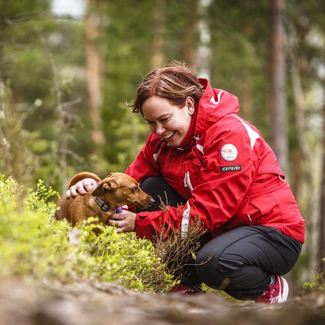 Omaishoitaja Heidi Tujunen, 37, ja mäyräkoira-kääpiöpinseri Daisy, 3, Lappeenrannasta. Heidi ja hänen poikansa Veeti ovat vuodattaneet Daisyn turkkiin monta kyyneltä. Koira ei ole kysellyt, miksi.