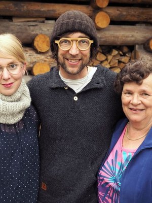 Nelliina tapasi Myssyfarmilla tilan isäntäparin Anne ja Janne Rauhansuun sekä myssymummo Terttu Kallion.