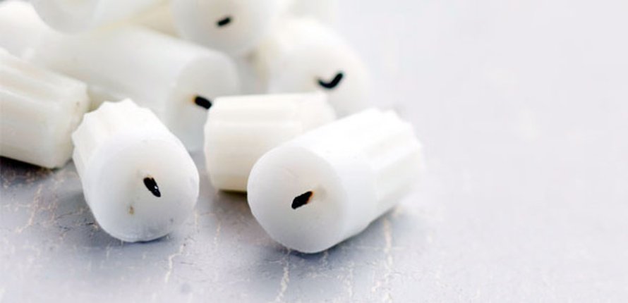 Pienistäkin pätkistä saa materiaalia uusiin, kauniisiin kynttilöihin.