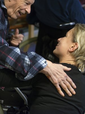 Tärkeintä on välittää. Kun yhteys muistisairaaseen syntyy, hetkessä on melkein taikaa. Tässä kuvassa sen on löytänyt sairaanhoitaja Tiina Sjöblom.