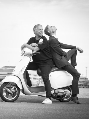 Vaikka Saku ja Aksu Tuominen tapaavat harvoin, läheisyys tuntuu koko ajan.