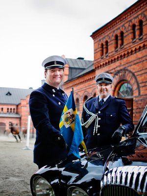 Tällä vuoden 1990 Daimlerilla kuningaspari viedään Nobel-juhliin. Autonkuljettajat Martin (vas.) ja Markus. 