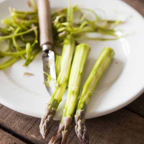 Jos haluat kuoria parsan, se käy kätevimmin kuorimaveitsellä.