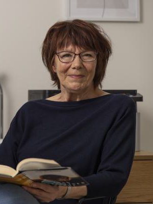 Sisko Koskiniemi, 73,  sai idean esikoiskirjaansa, kun työskenteli poliisilaitoksella sosiaalityöntekijänä. Kirjoittaminen jatkuu eläkkeelläkin.  