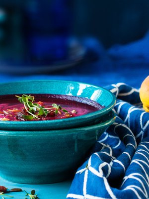 Viimeiset pisarat sametinpehmeää punajuurisoppaa voi kaapia suuhunsa ihanan pehmeillä sämpylöillä.