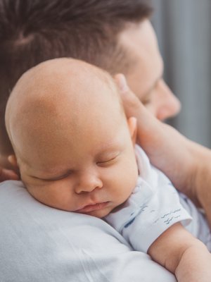 Synnytyksen jälkeistä masennusta isillä ei usein tunnisteta, vaikka se on lähes yhtä yleistä kuin äideillä. Kuvituskuva.