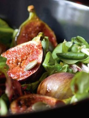 Viikunat voi lohkoa salaattiin myös raakoina.