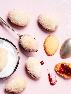 Leipominen sujuu kuin tanssi, kun lusikoita ja käsipareja on useampi.