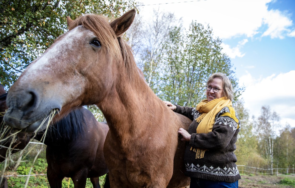 "Kipujen kanssa eläminen on tehnyt minusta rohkeamman. En välitä siitä, mitä muut ajattelevat, jos en ole kuten he", Päivi Kalliorinne pohtii. Hevosen selässä kipu unohtuu.