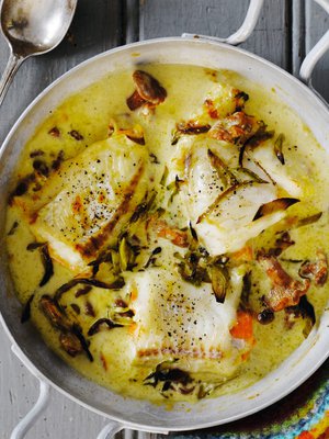 Kermainen sienikastike tarjoaa kuhalle pehmeän pedin.