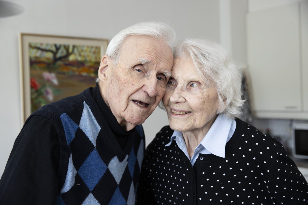”Olen ollut aika yksitoikkoinen aviomies”, Jaakko Talsi, 94, kertoo.  ”Mutta kuitenkin aika sopuisa”, Riitta, 93, hymyilee.