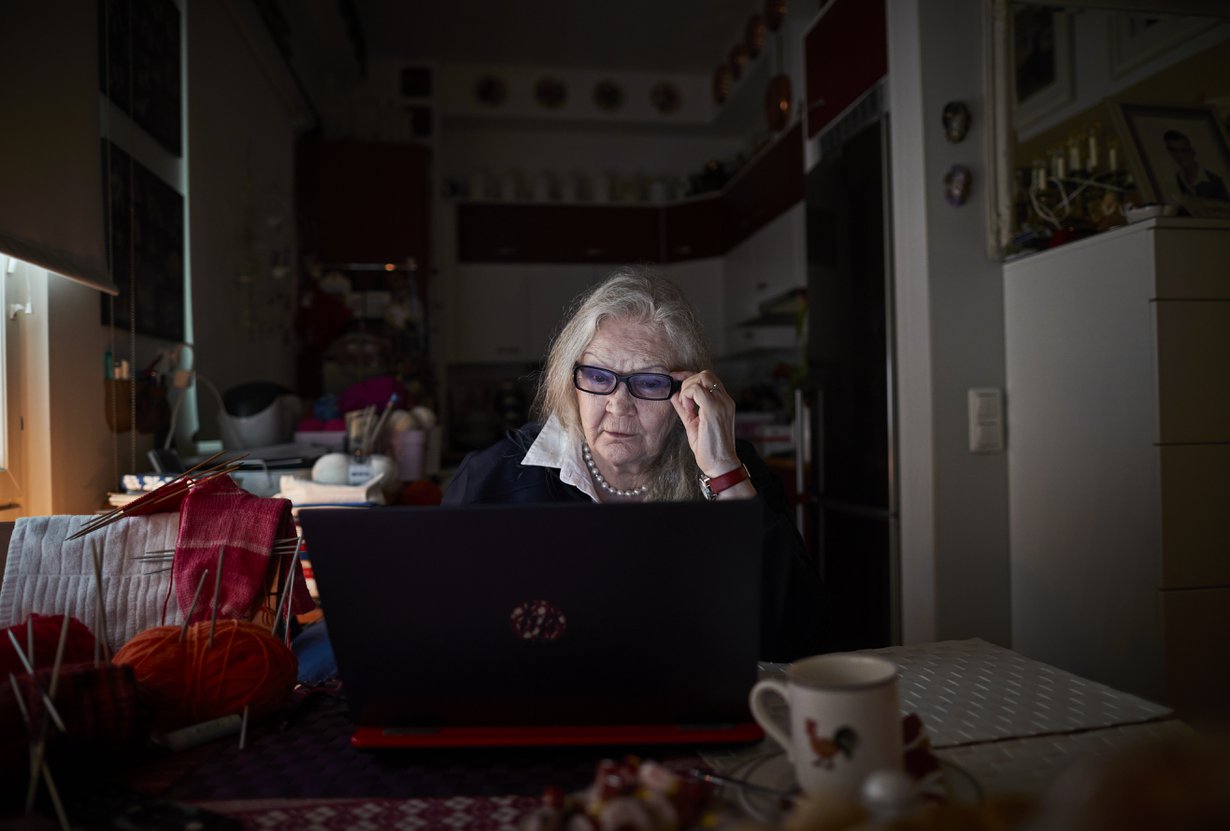 Tuula Visa, 80, auttaa vapaaehtoisena ihmisiä, jotka ovat joutuneet rakkaushuijausten uhreiksi.