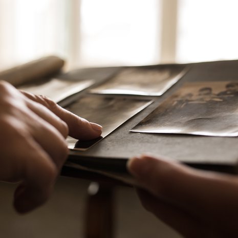 Kukahan ihme tässä kuvassa on? Suvun arkistoihin on kiehtovaa sukeltaa.